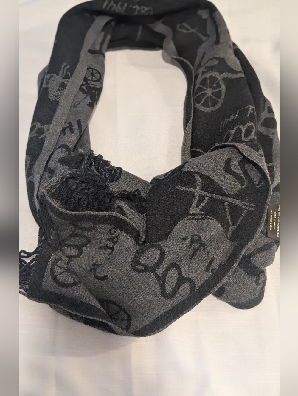 COACH 🔥Black & Gray Graphic Infinity Scarf